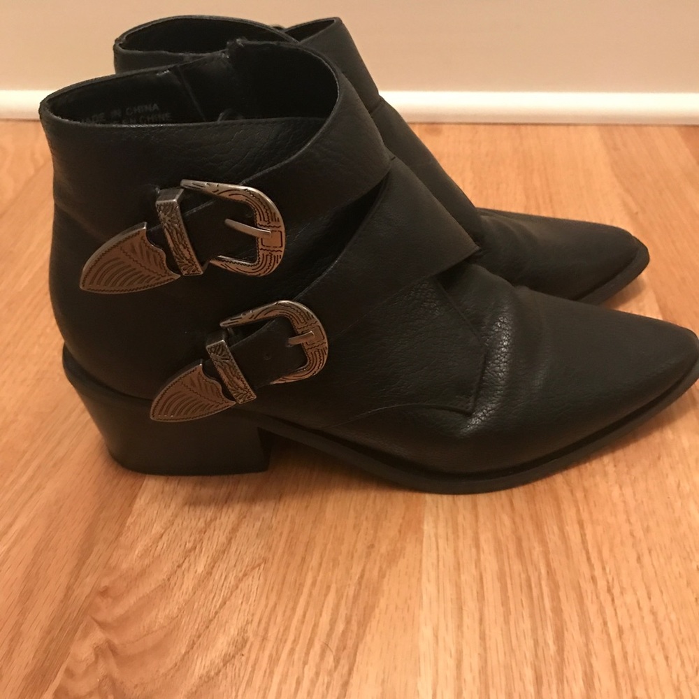 Urban Outfitters Bootie size 8